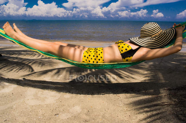Chica con sombrero en hamaca - foto de stock