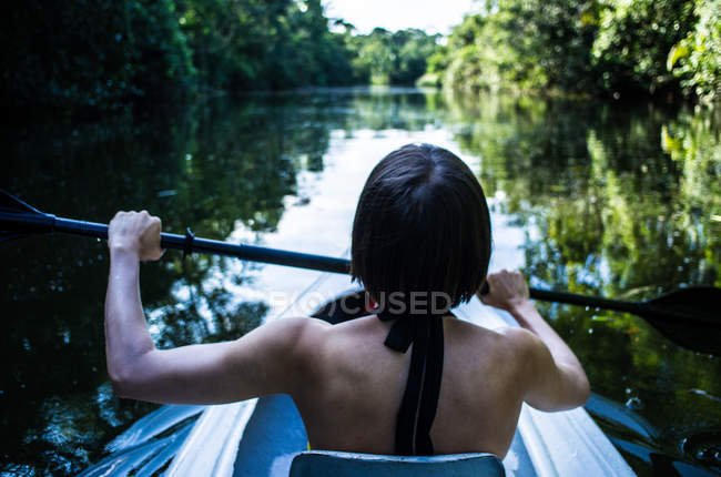 Mulher de caiaque no rio — Fotografia de Stock