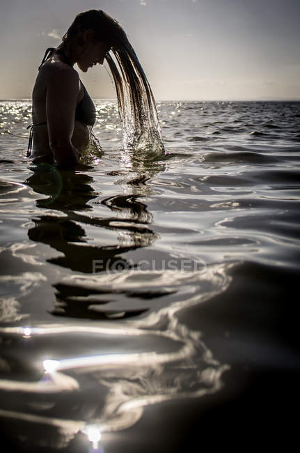 Girl splashing with hair — Stock Photo