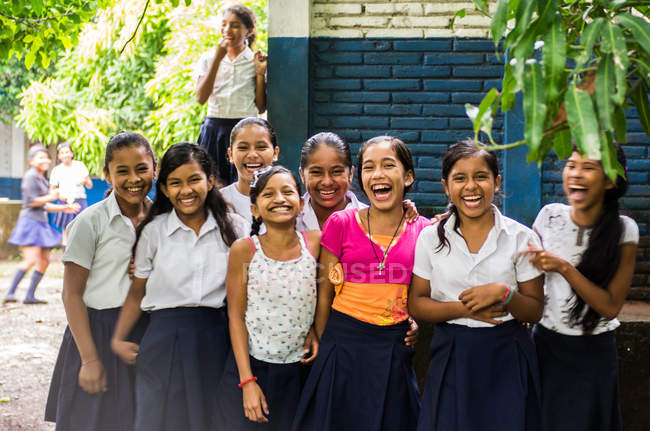Счастливые школьницы — стоковое фото