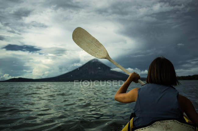 Donna kayak sul lago — Foto stock