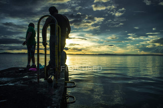 People standing on jetty — Stock Photo