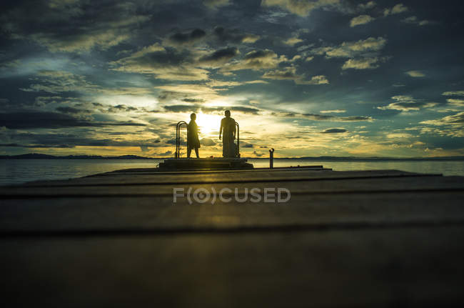 Persone in piedi sul molo — Foto stock
