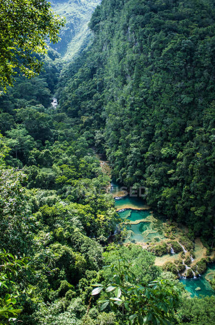 Rivière Cahabon dans les régions rurales du Guatemala — Photo de stock