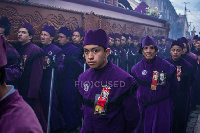 Hombres participan en procesión religiosa en Quetzaltenango - foto de stock