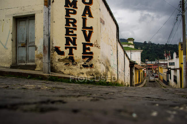 Уличная сцена в Кетцальтенанго — стоковое фото