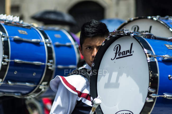 Banda de bateristas marchando - foto de stock
