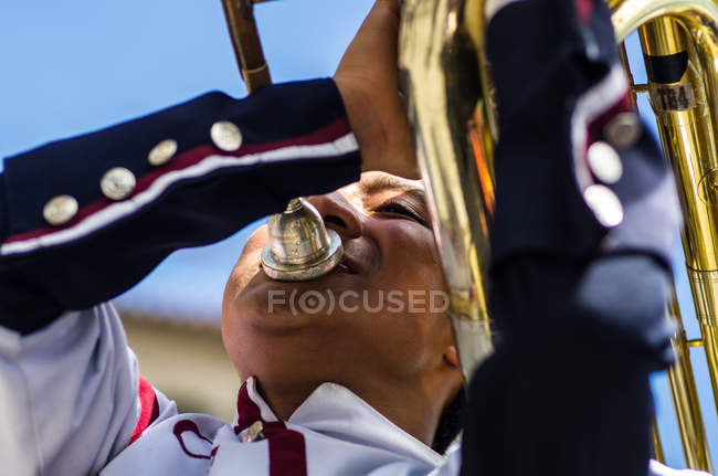 Suonatore di trombone marching band — Foto stock
