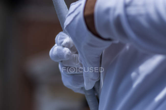 Mãos masculinas em luvas brancas — Fotografia de Stock