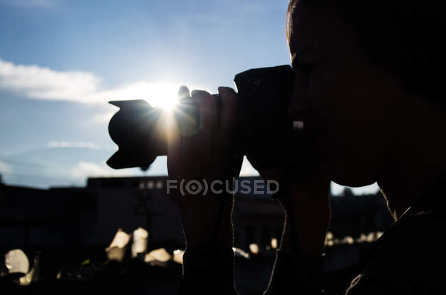 Человек фотографируется с камерой — стоковое фото
