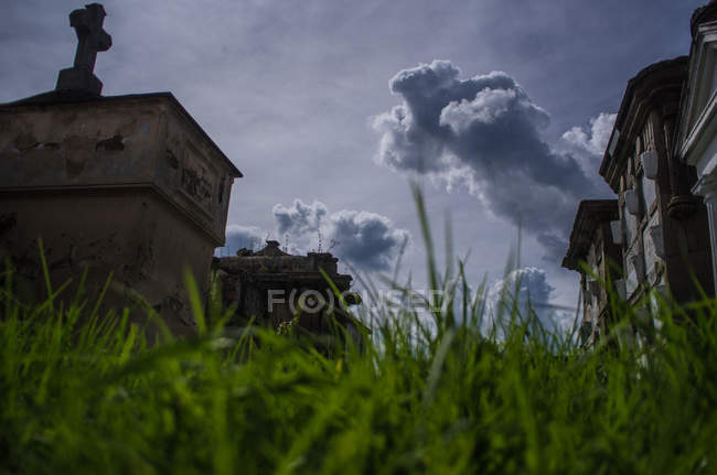 Nubes tormentosas y lápidas - foto de stock