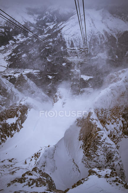 Гірські вершини вкриті легким снігом — стокове фото