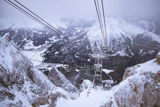 Гірські вершини вкриті легким снігом — стокове фото