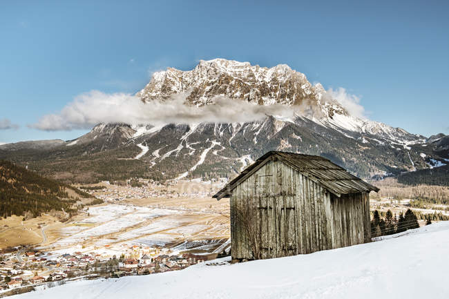 Paisaje de montaña, cabaña en primer plano - foto de stock
