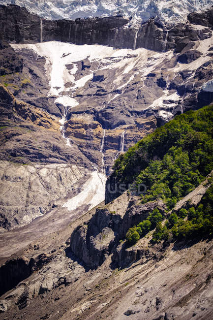 Вид на скалистые горы и скалы — стоковое фото