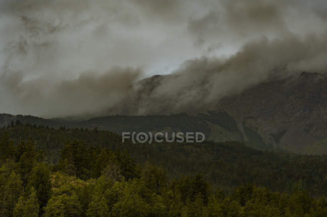 Nuvens tempestuosas cobrindo picos de montanha — Fotografia de Stock
