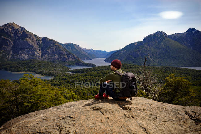 Hiker sitting and resting on giant rock — Stock Photo