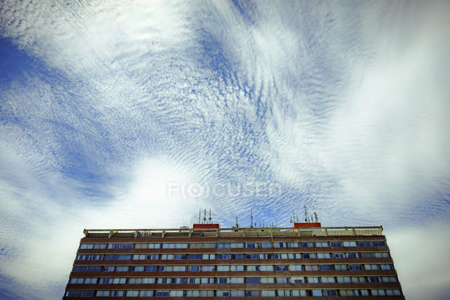 Вид знизу на будівлю проти неба — стокове фото