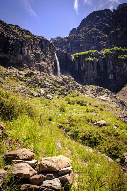 Vue sur la rivière de montagne et la cascade — Photo de stock