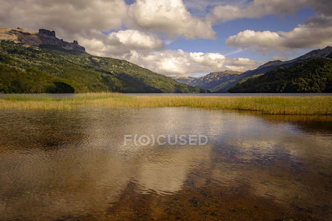 Вид на озеро и горные хребты — стоковое фото