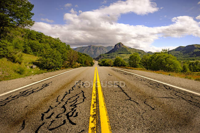 Observando a vista da estrada e montanhas — Fotografia de Stock