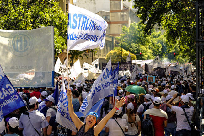 Strada affollata con persone con bandiere — Foto stock