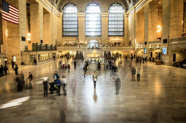 Mujer en Grand Central Station - foto de stock