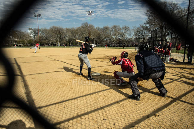 Menschen spielen Baseball — Stockfoto