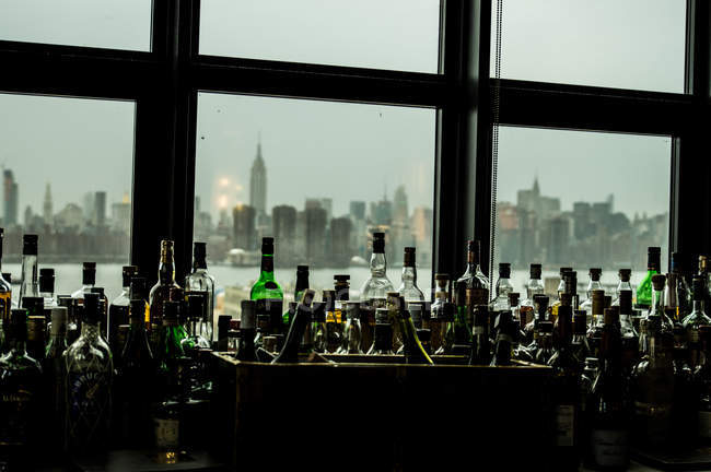Fila de garrafas com paisagem urbana de Nova York — Fotografia de Stock