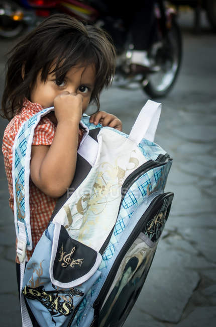 Petite fille avec sac à dos — Photo de stock