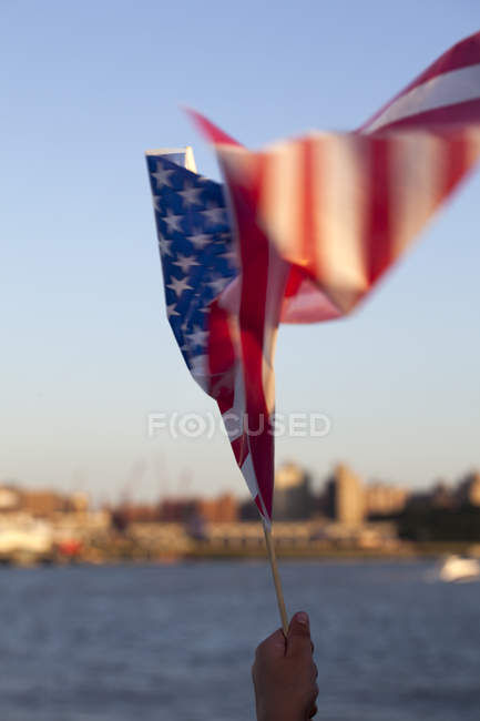 Американський прапор День незалежності на річці Гудзон з видом на Манхеттен - Нью-Йорка (nyc) - США — стокове фото