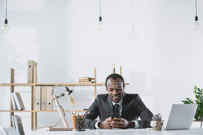 Hombre de negocios usando smartphone - foto de stock