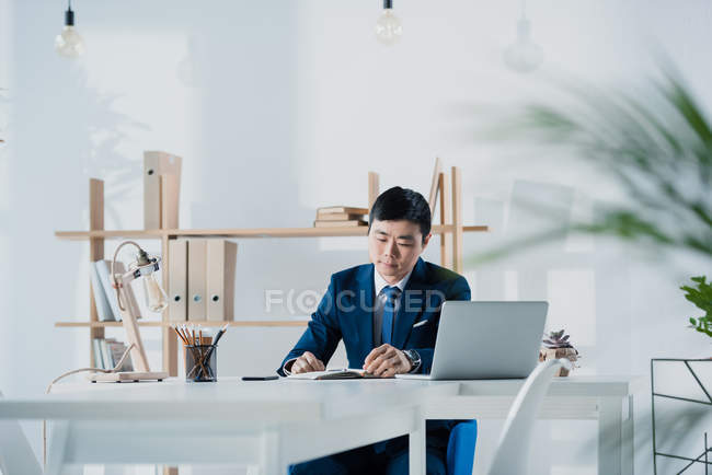 Pensativo joven asiático hombre de negocios - foto de stock