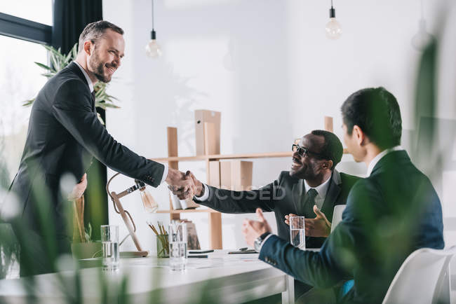 Businessmen shaking hands — Stock Photo