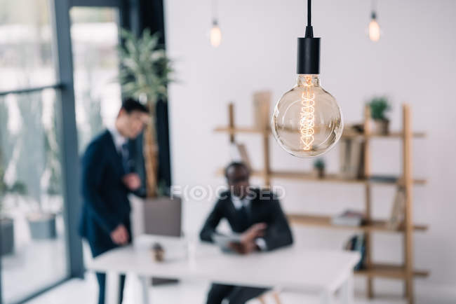 Des collègues d'affaires dans un bureau moderne — Photo de stock