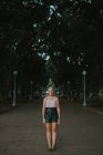 Frau steht auf Fußweg im Stadtpark — Stockfoto