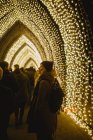 Frau geht an der Kathedrale des Lichts — Stockfoto