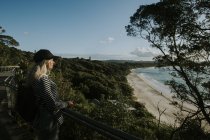 Frau blickt auf schöne Meereslandschaft — Stockfoto
