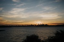 Skyline de Sydney durante la puesta del sol - foto de stock