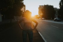 Mujer de pie en la calle urbana - foto de stock
