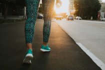 Frau rennt auf Stadtstraße — Stockfoto
