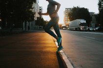 Mulher começando a correr na rua urbana — Fotografia de Stock