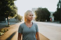 Жінка, стоячи на міських вулиць — стокове фото