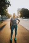 Жінка стоїть на міській вулиці — стокове фото