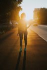 Donna in piedi sulla strada urbana — Foto stock