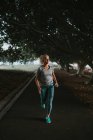 Спортивная женщина бегает в городском парке — стоковое фото