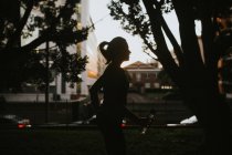 Спортивна жінка біжить в міському парку — стокове фото
