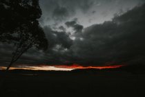 Червоний захід сонця над Блакитні гори — стокове фото