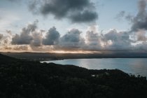 Puesta de sol sobre el océano y nubes - foto de stock