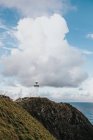 Маленький белый маяк — стоковое фото
